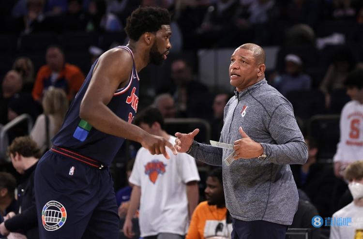 老里:恩比德不会直接表达负面情绪让我不喜欢 他不是天生的领袖