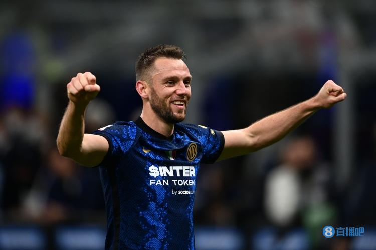 德弗里:我和克拉森都喜欢弹钢琴,很高兴能在国米和他成为队友