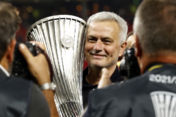 穆里尼奥:罗马球迷对俱乐部非常忠诚,我最喜欢的奖杯是欧协联