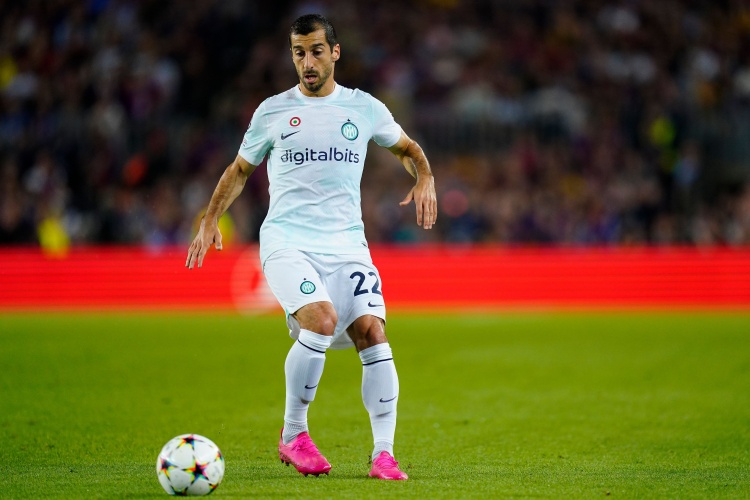 米体:位置前移,小因扎吉可能让姆希塔良重新踢攻击型中场的位置