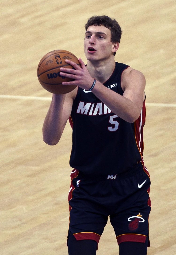 大量出手！约维奇首节9投4中 拿下9分3篮板&正负值为+8