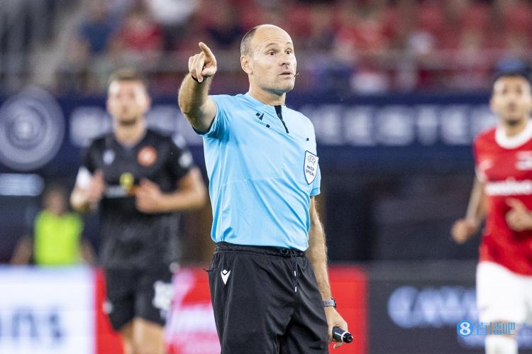 TA:IFAB讨论球员围堵裁判将染黄 裁判可能比赛佩戴摄像机