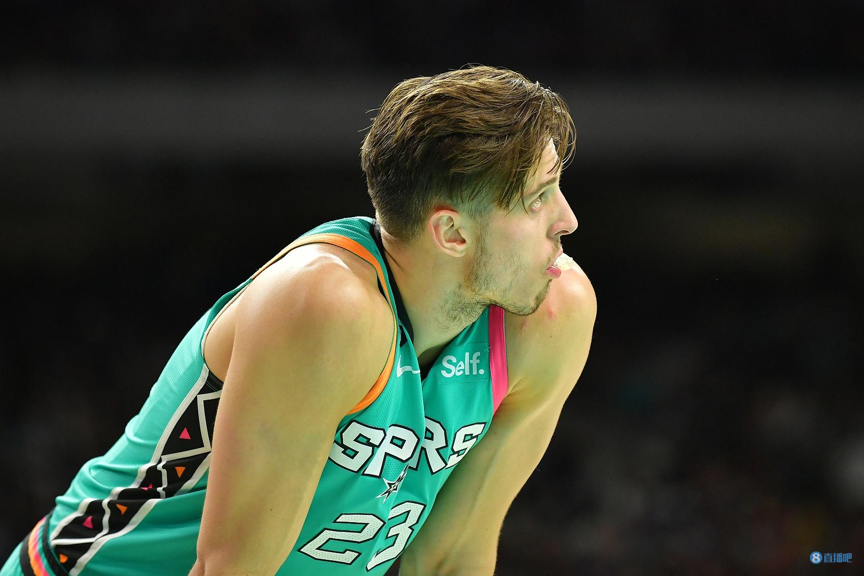 手感冰凉！马刺全队首节21投仅3中&命中率14.3% 文班0出手