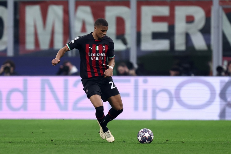 记者:纽卡与AC米兰商谈了关于佳夫的转会,并未涉及托莫里