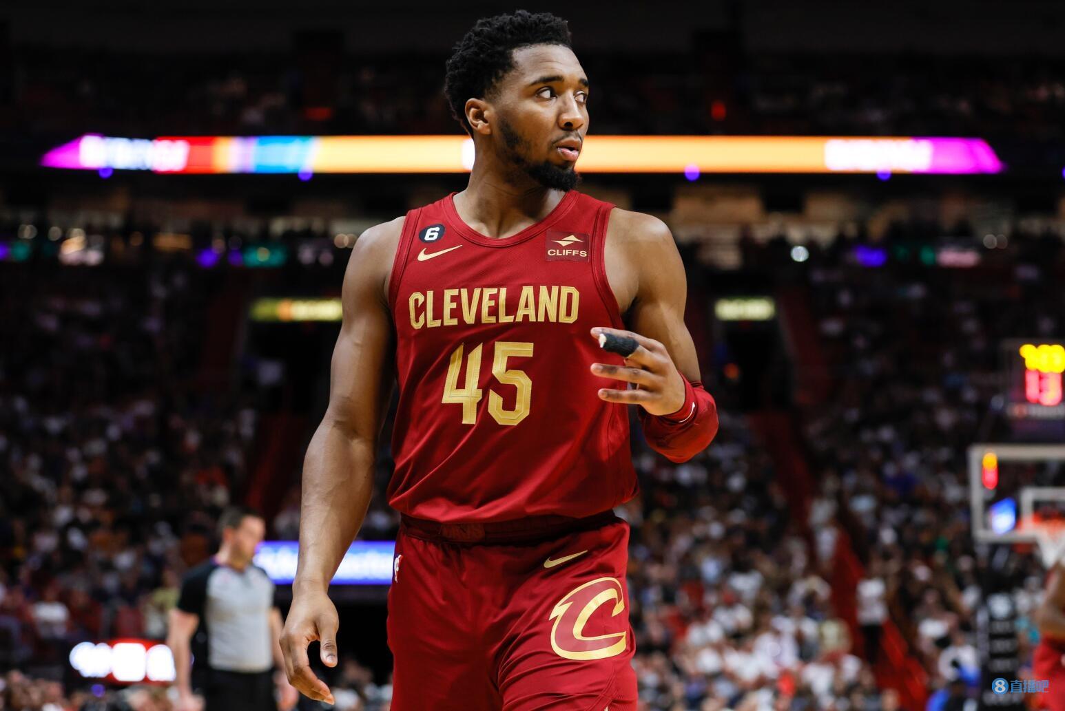 独木难支！米切尔半场12中8高效砍下21分 球队落后11分