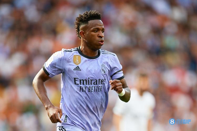 罗贝托比赛中回应维尼修斯“4-1”手势:闭嘴,踢球!