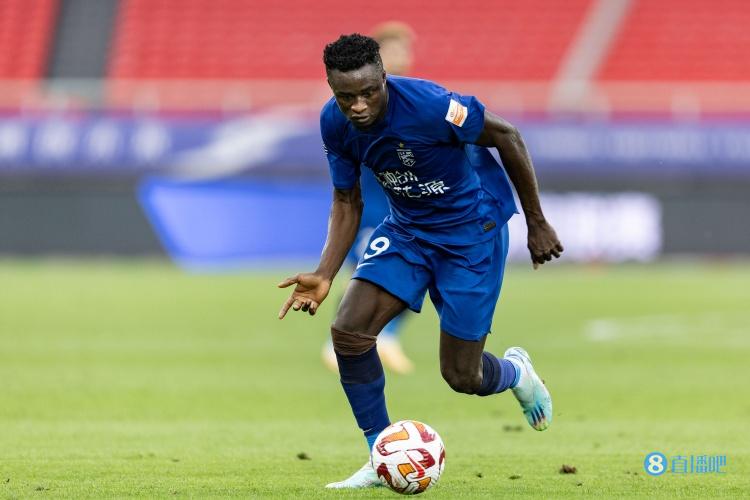 囊中羞涩！葡媒：三镇想免费续租阿齐兹，遭里奥阿维俱乐部拒绝