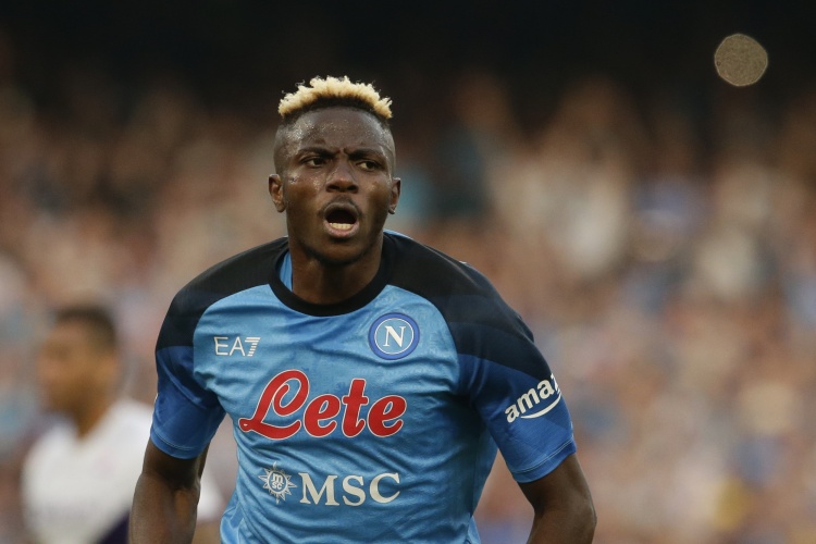 记者:奥斯梅恩正在等待巴黎圣日耳曼,但那不勒斯要价最低1亿欧