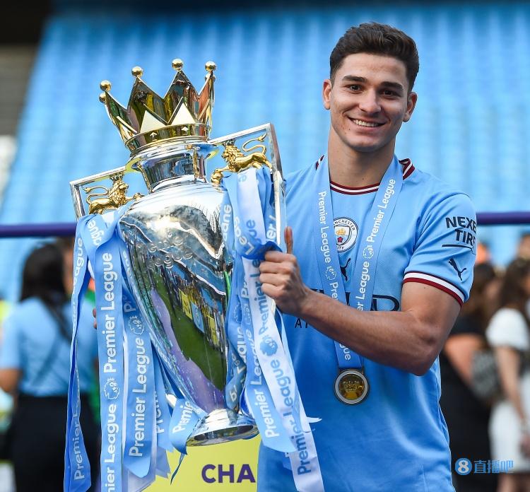 阿尔瓦雷斯：我对在曼城取得的成绩感到开心，希望赢更多奖杯