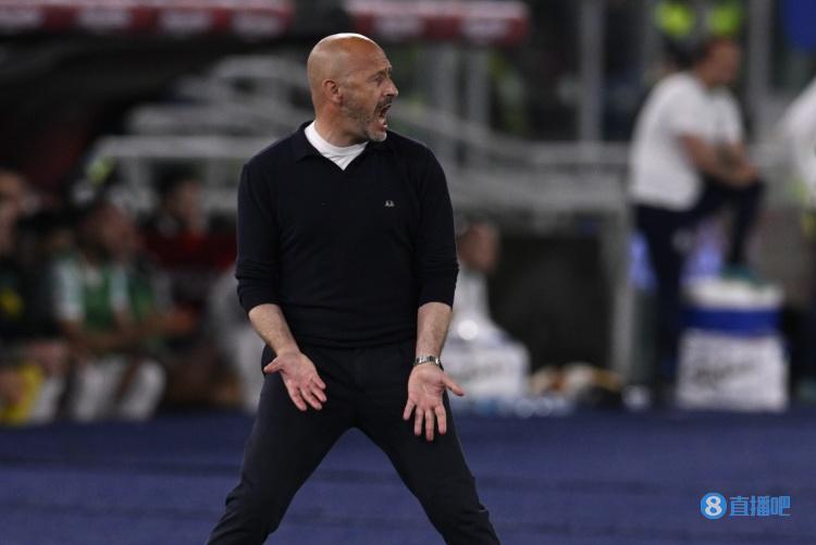 佛罗伦萨主帅:罗马9人应战仅几分钟,卢卡库犯规令人摸不着头脑