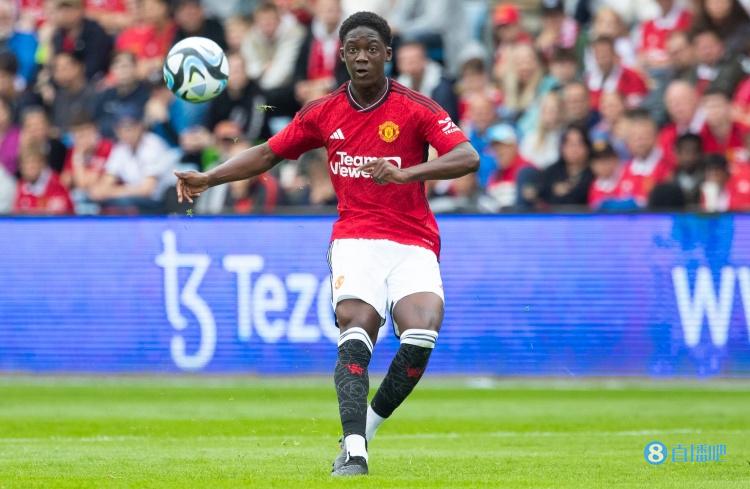 希勒:梅努是非常优秀的球员,索斯盖特必须要去考虑他