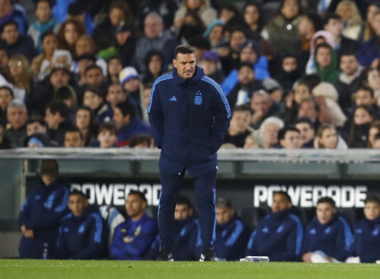 跟队记者:斯卡洛尼由于阻碍比赛被罚停赛一场,无法指挥对阵秘鲁