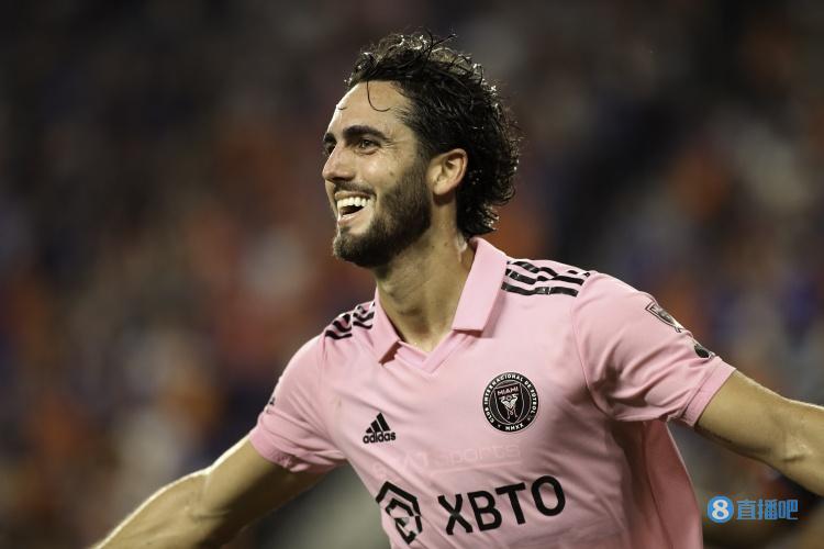 坎帕纳:很乐意把9号让给苏亚雷斯,他是我见过的最优秀的9号