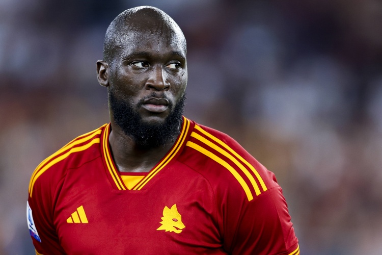 记者:卢卡库因膝盖受伤被换下,赛后前往罗马医院接受详细检查