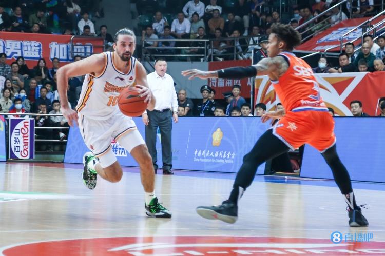 探长：施韦德和山西男篮蜜月期结束了 他被针对后对进攻影响很大