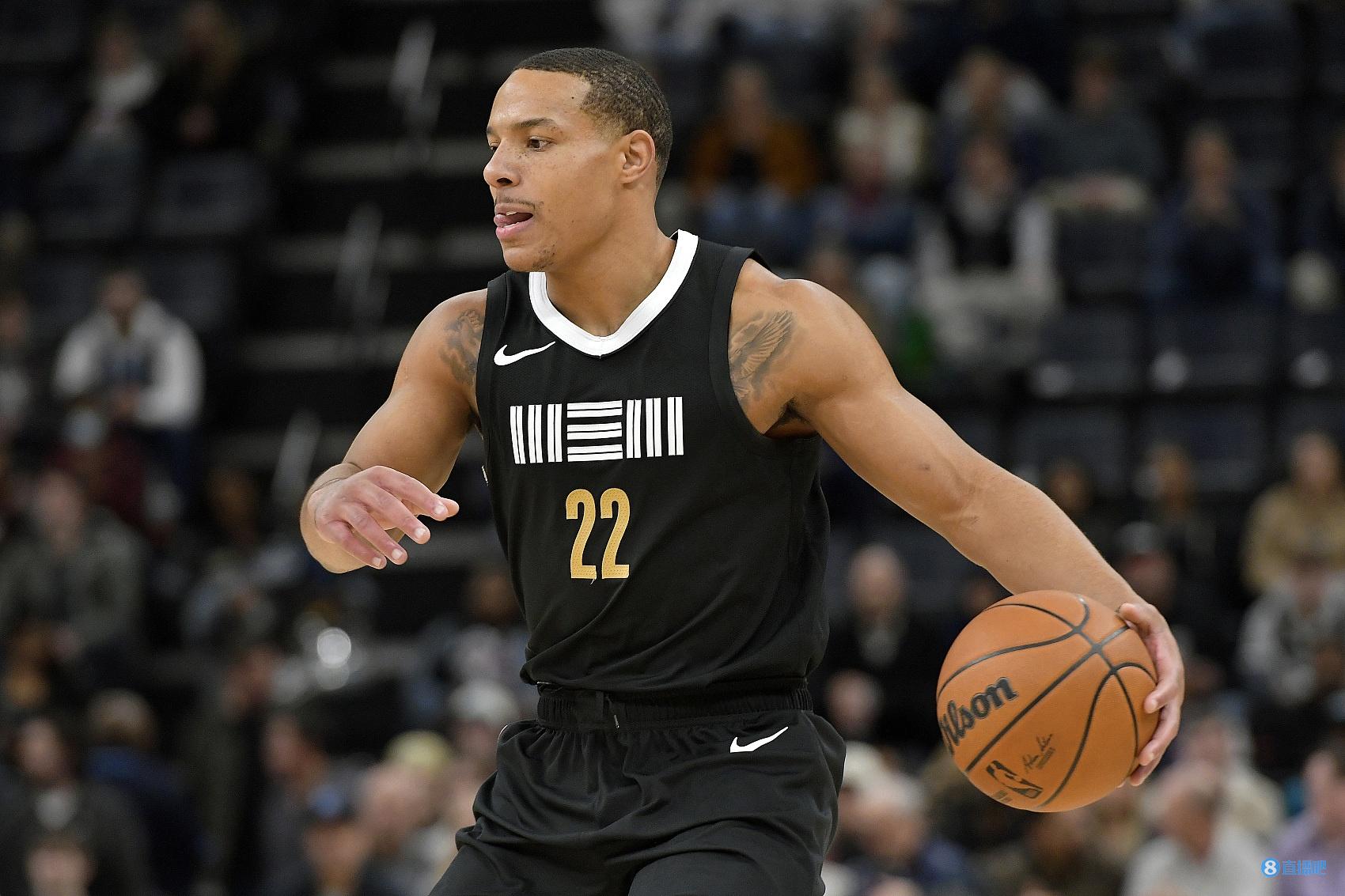 美媒:贝恩穿上了保护靴 并且拄着拐杖