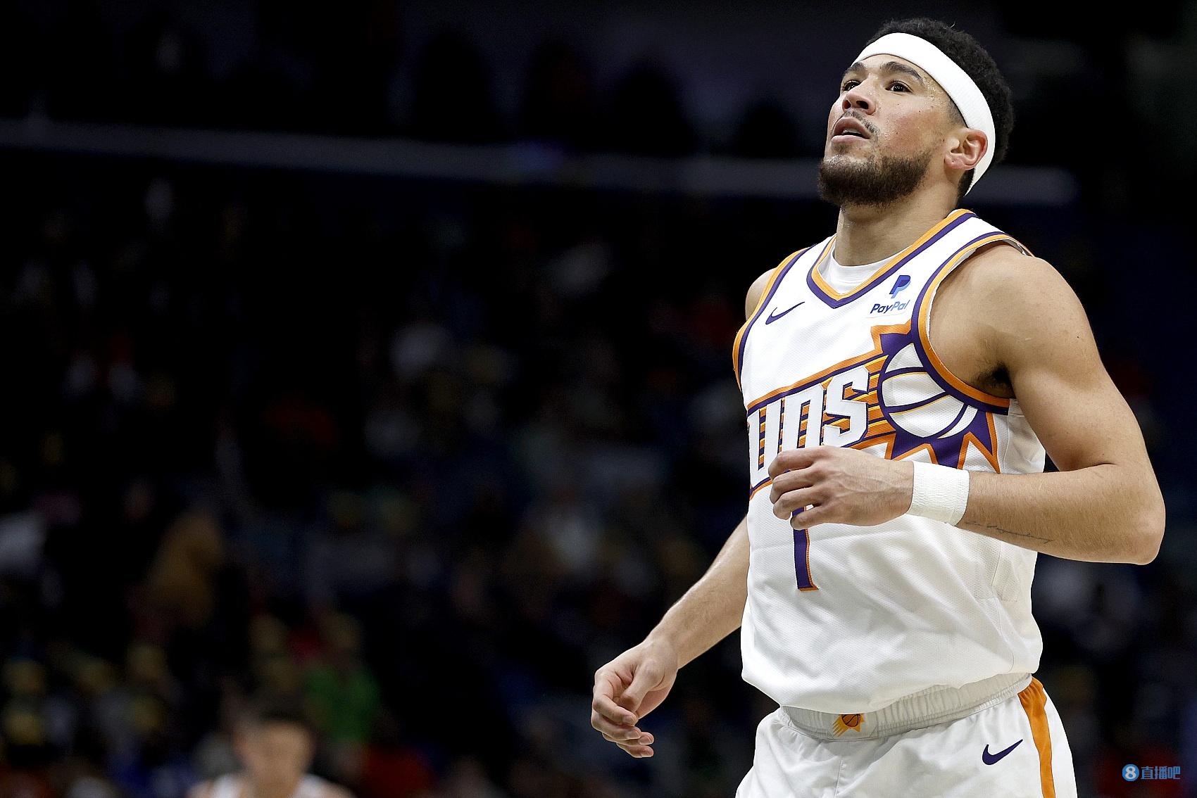 布克谈三巨头:我们在每场比赛都学了一些新的东西