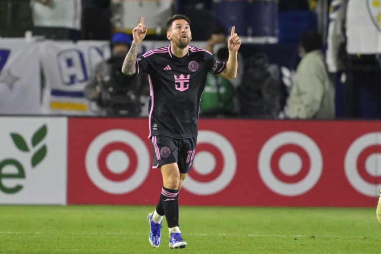 吉布斯:梅西为破纪录而生,他为世界足球设定了标准