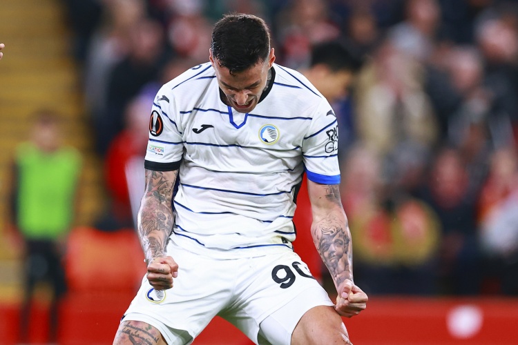 罗马诺:斯卡马卡友谊赛中膝盖受伤,离场前曾为队友送出助攻