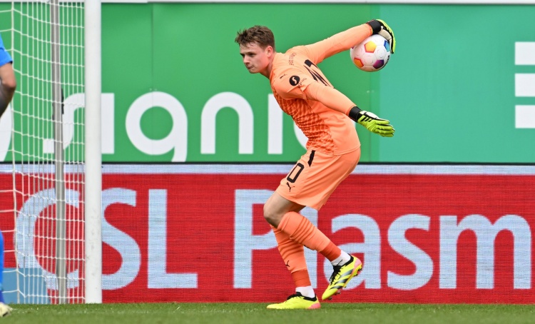 图片报:拜仁关注20岁科隆门将乌尔比格,可能买下他后先外租