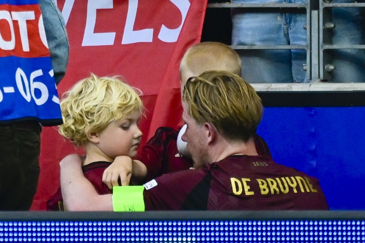 首战爆冷告负！赛后德布劳内在场边安慰自己的孩子