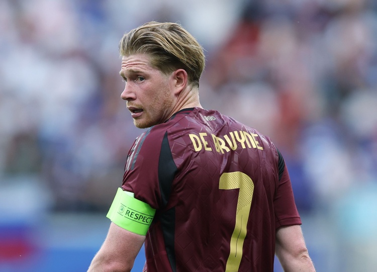 德布劳内赛后招呼队友不谢场离开,比媒开喷:他当队长不合格